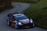 公道を走るラリーカー01