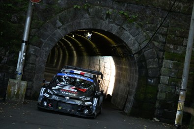 旧伊勢神トンネル（伊世賀美隧道）を走るラリーカー