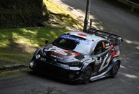 公道を走るラリーカー