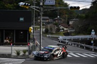 交差点を曲がるラリーカー01