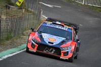 公道を走るラリーカー01