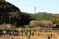 ラリーカーを見守るたくさんの観客