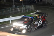 ヘッドライトを照らしながら走るラリーカー02