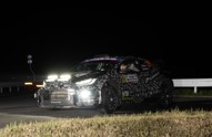 ヘッドライトを照らしながら走るラリーカー04