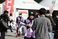 フラッグを配るスタッフ