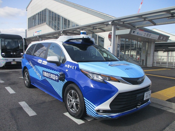 写真説明：自動走行車両「シエナ」