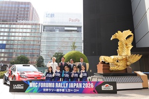 写真説明：大会概要発表会におけるフォトセッションの様子