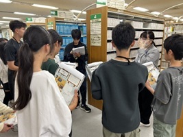 写真：豊田市中央図書館を見学