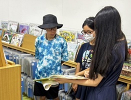 写真：図書館利用者になりきるフィールドワーク