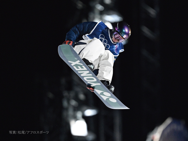 スノーボード男子ビッグエアで出場した木村葵来選手の競技中写真