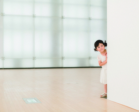 美術館内覗く女の子