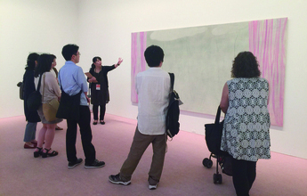 作品ガイドボランティアの様子