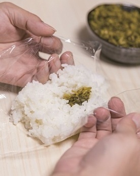 ラップでおにぎりを握る様子