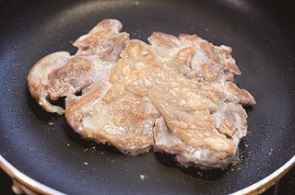 鶏肉を加熱している様子
