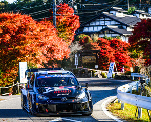 走行するラリーカー