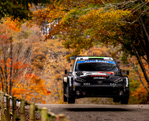 走行するラリーカー