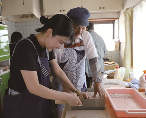 一般社団法人ちゃぽっとの活動でお昼ごはんを作っている様子
