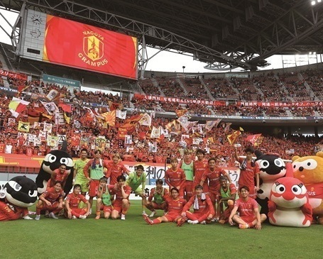 豊田スタジアムで観客と選手の集合写真