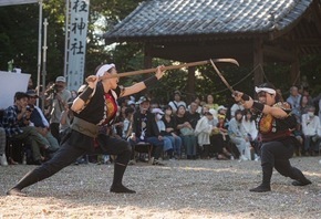 地元の祭りで披露した演技（左が平野さん）