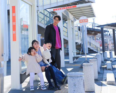 バス停でバスを待つ華族