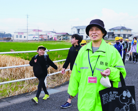 児童と一緒に通学路を歩く引田さん