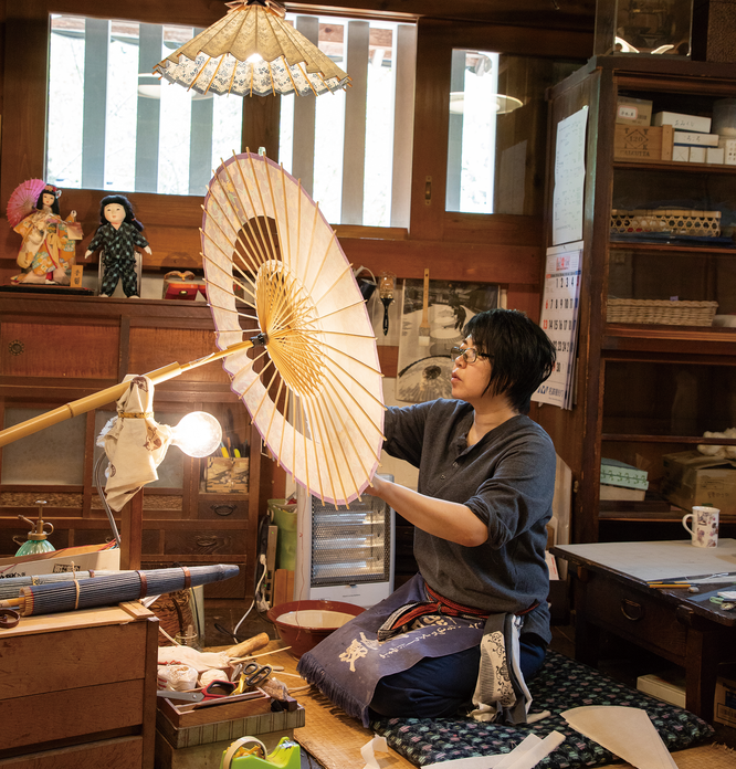 和傘をつくる岡田さん