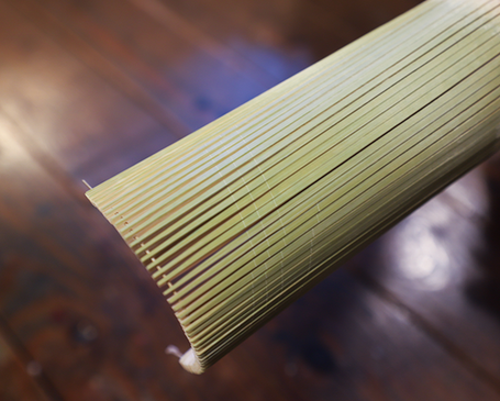 竹骨を基準線に合わせて束ねた様子