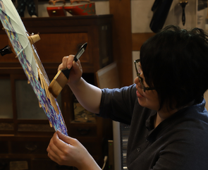 和傘づくりをする岡田さん