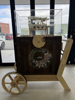 寄贈される「からくりオルゴール」（画像）