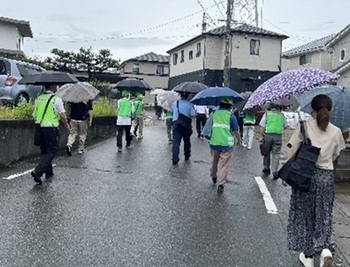 まちを歩く様子