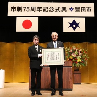 写真説明：市長と市政功労証を受け取った三宅氏