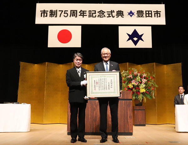 写真説明：市長と市政功労証を受け取った三宅氏