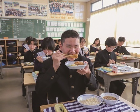 学校給食を食べる男子中学生
