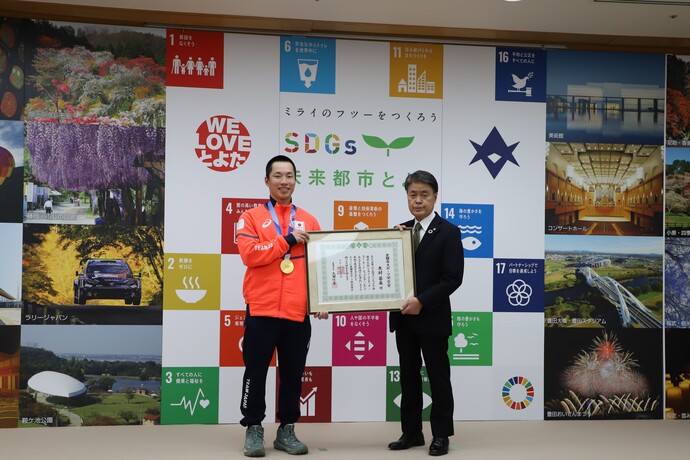 記念撮影を行う木村選手と市長