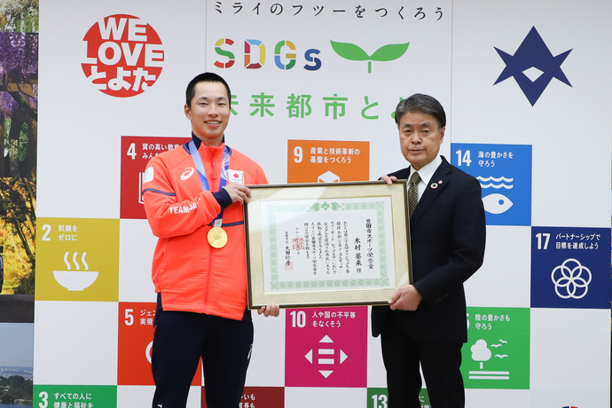 記念撮影を行う木村選手と市長