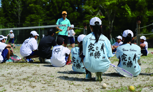 クラブ活動をする中学生と指導者