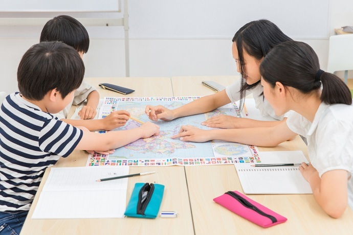 勉強する子どもたち