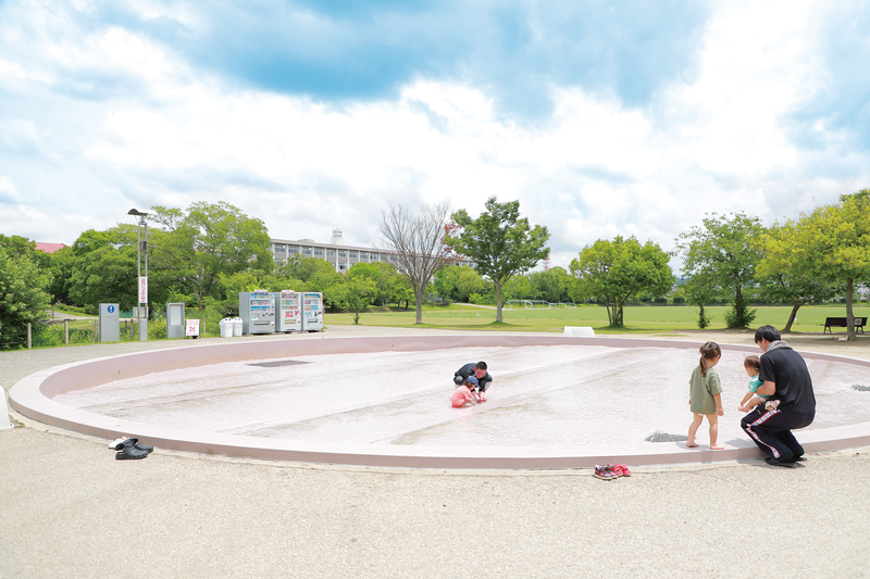 写真:中央公園のじゃぶじゃぶ池全景