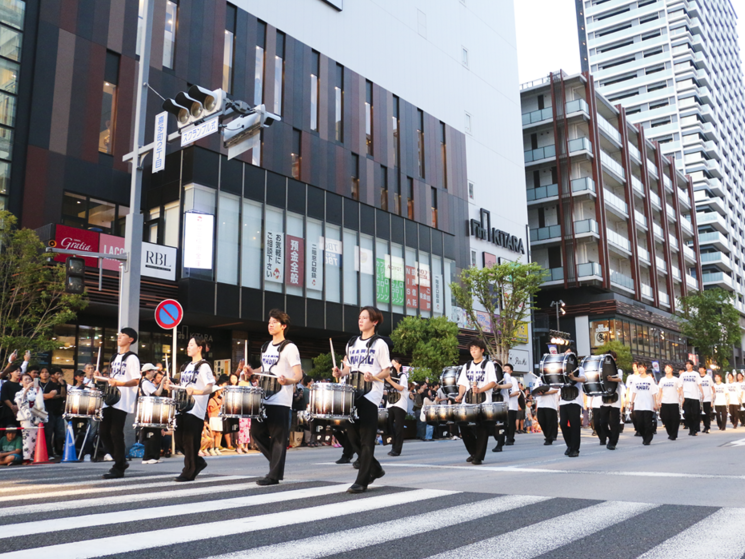 写真：おいでんオープニング（マーチング）