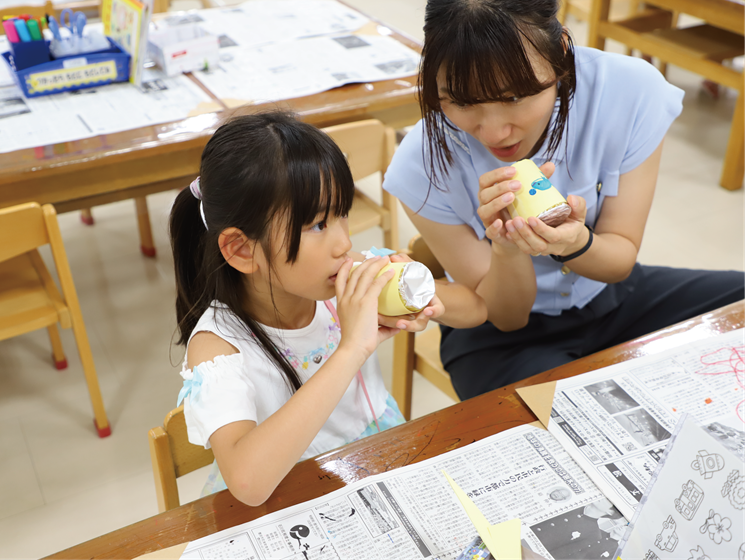 写真：せいさくゾーンで工作に取り組む親子