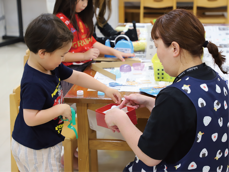 写真：せいさくゾーンスタッフと子ども