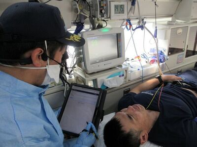 救急隊活動記録票を作成する様子（画像）