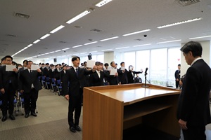 写真説明：新規採用職員を代表して宣誓する杉江さんと奥井さん