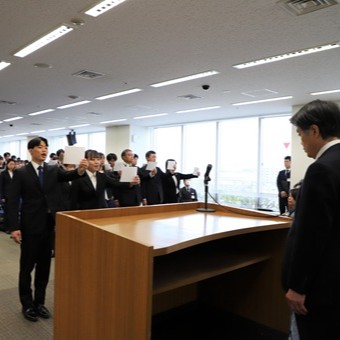 写真説明：新規採用職員を代表して宣誓する杉江さんと奥井さん