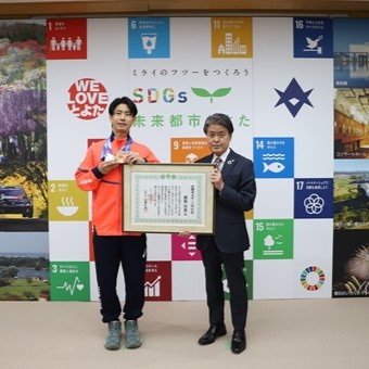 写真説明：記念撮影を行う堀島選手と市長