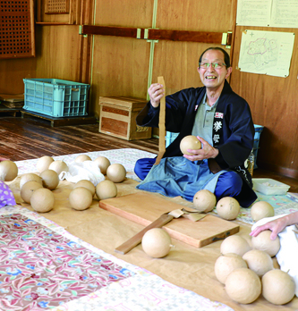 花火玉をつくる柴田さん