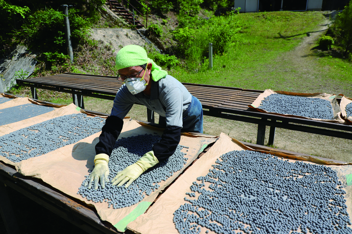火薬を乾かしている様子