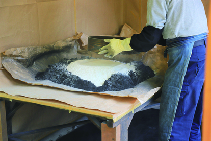 火薬を配合している様子