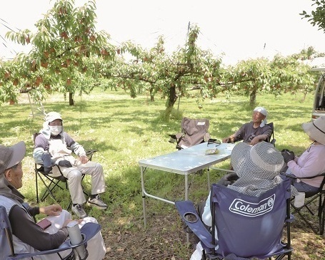 休憩時間に従業員の皆さんと話す森さん
