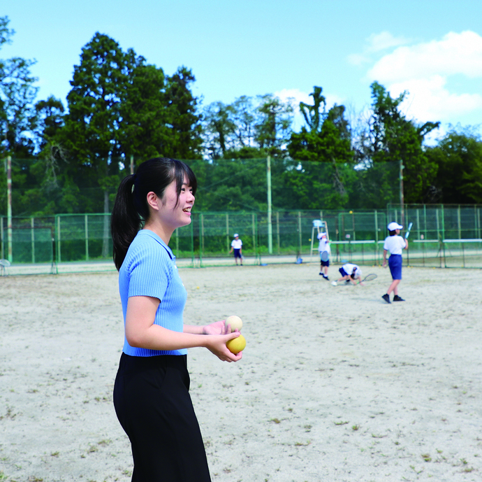 ソフトテニス部の活動を見守る松井さん